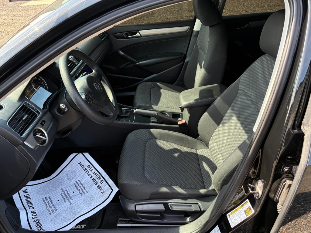 Volkswagen Passat Vehicle Full-screen Gallery Image 05