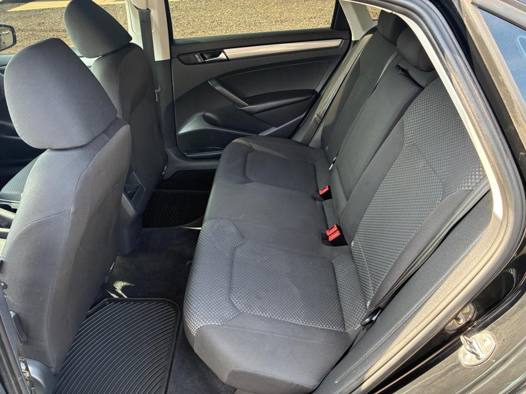 Volkswagen Passat Vehicle Full-screen Gallery Image 06