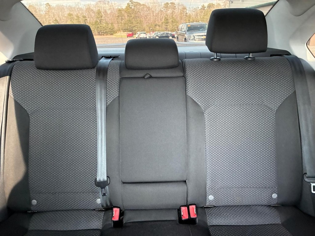 Volkswagen Passat Vehicle Full-screen Gallery Image 08