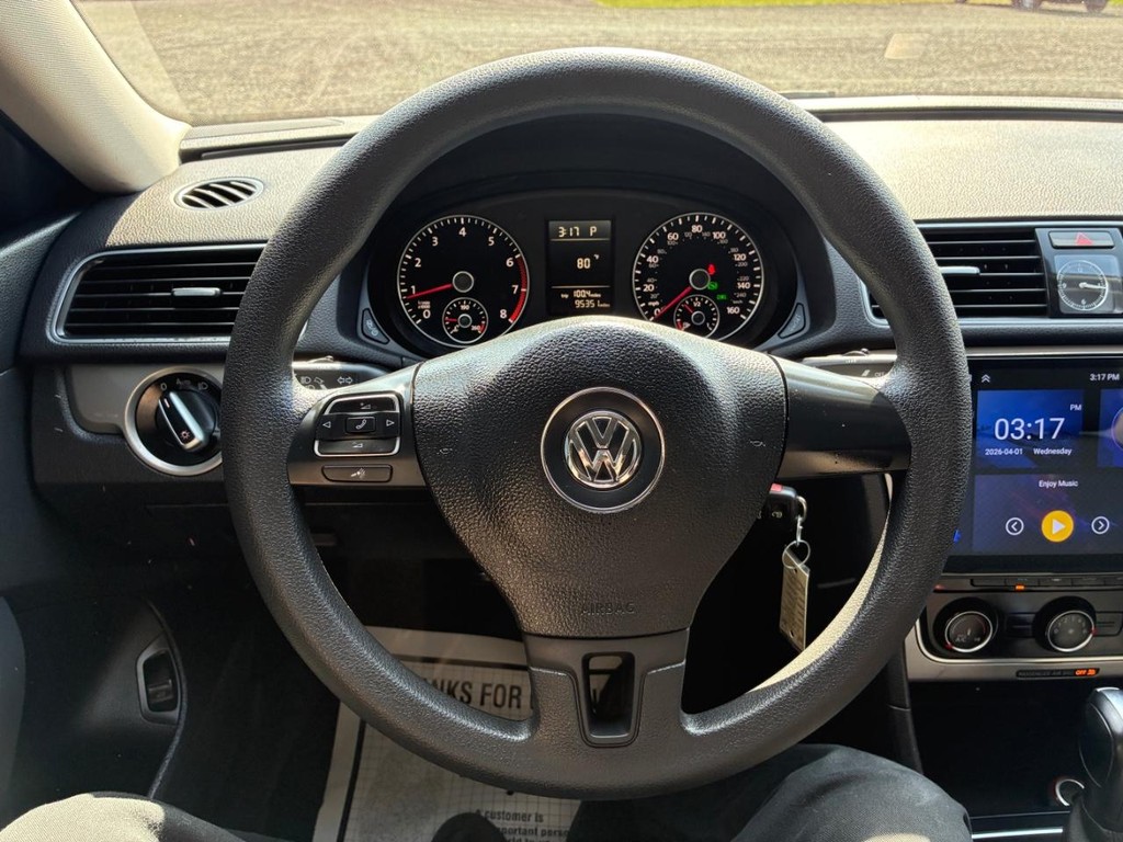 Volkswagen Passat Vehicle Full-screen Gallery Image 09