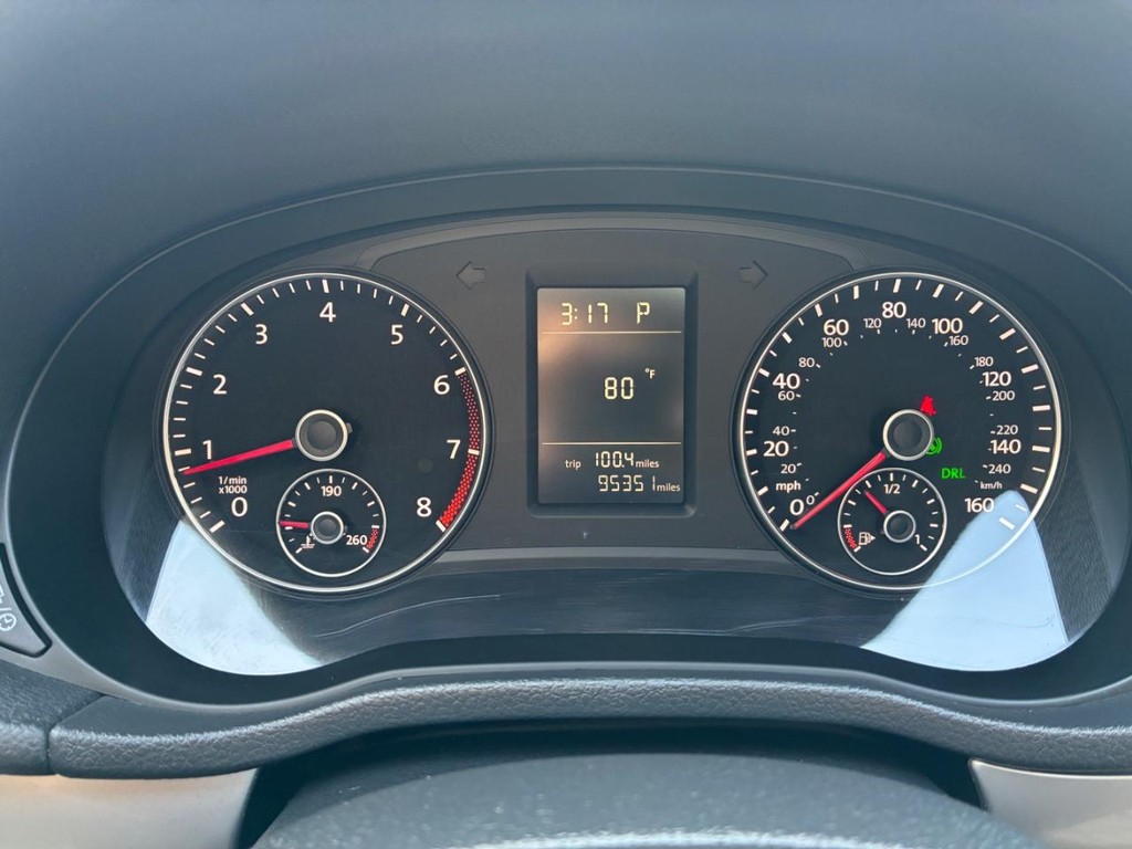 Volkswagen Passat Vehicle Full-screen Gallery Image 10