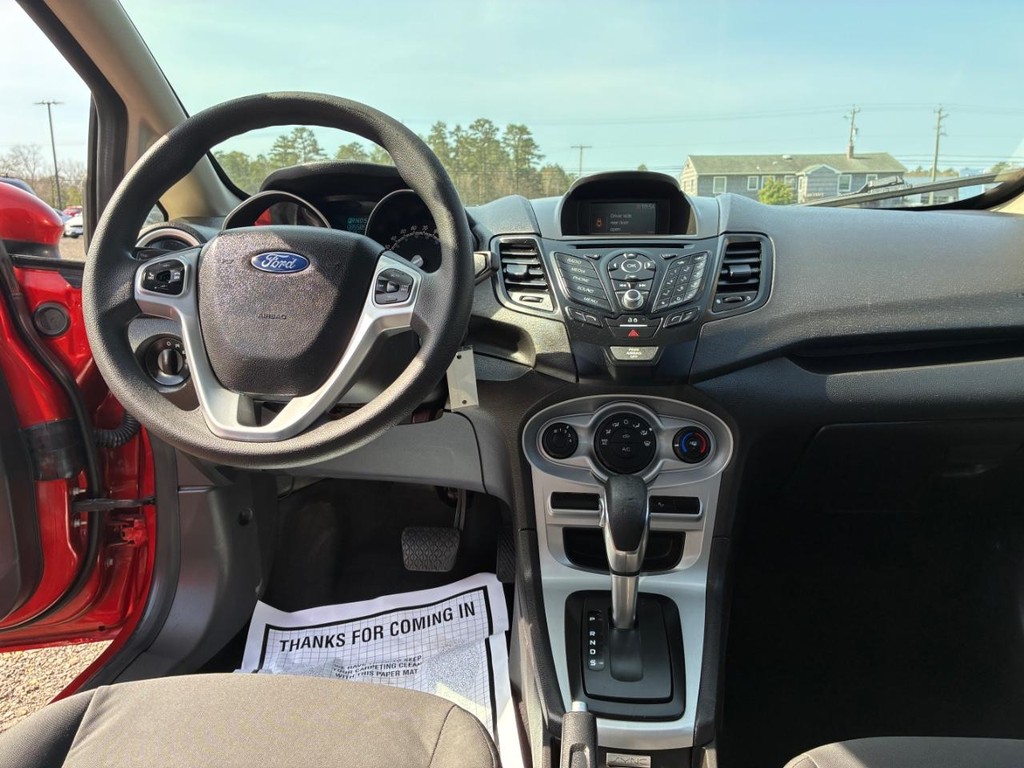 Ford Fiesta Sedan Vehicle Full-screen Gallery Image 07