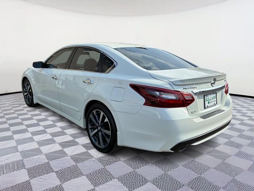 Nissan Altima Vehicle Full-screen Gallery Image 02