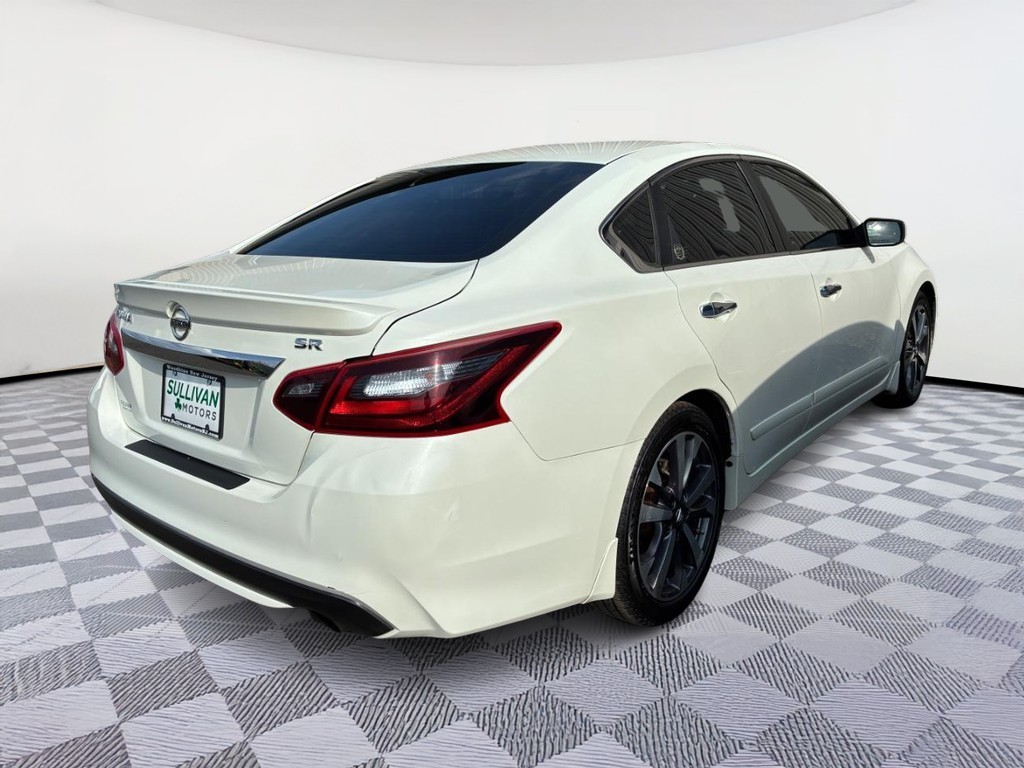 Nissan Altima Vehicle Full-screen Gallery Image 03