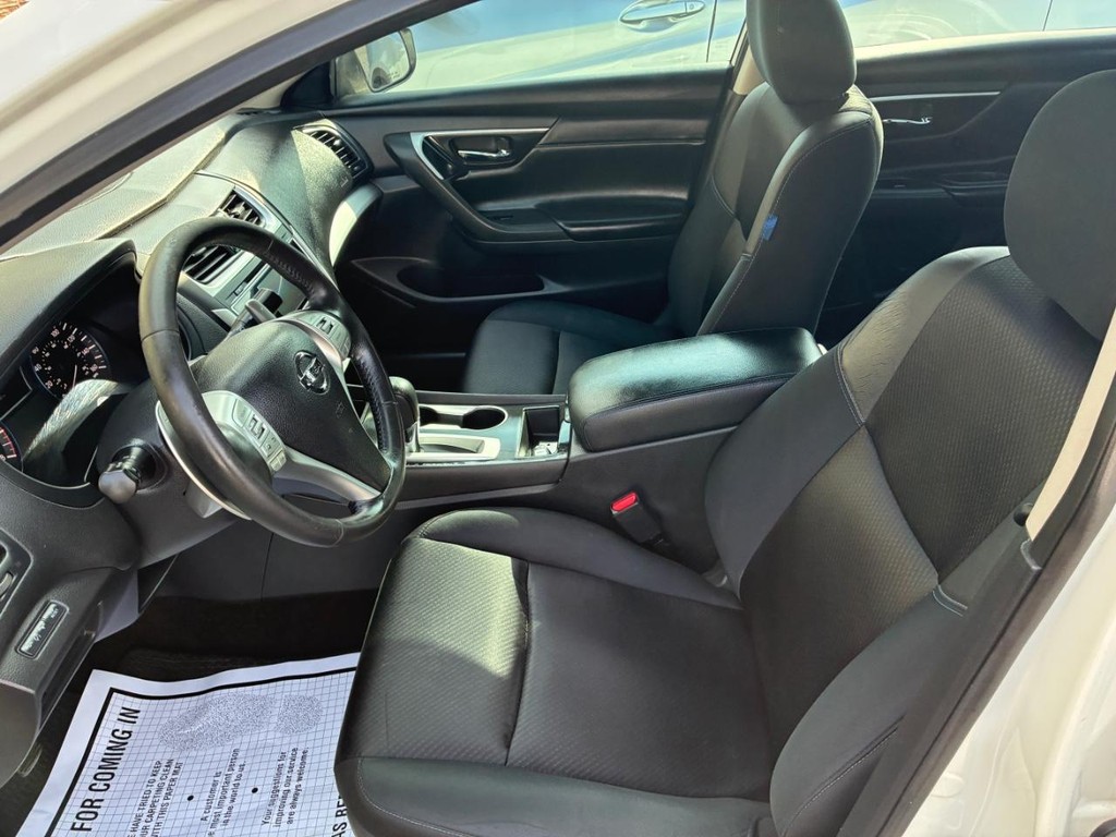 Nissan Altima Vehicle Full-screen Gallery Image 05