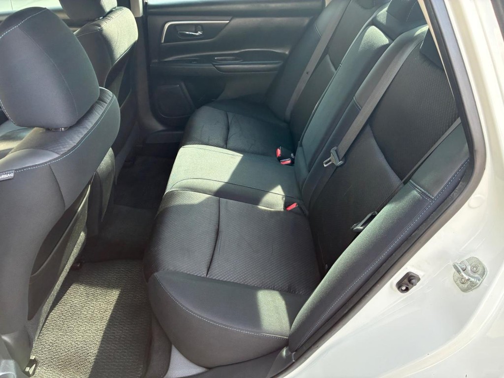 Nissan Altima Vehicle Full-screen Gallery Image 06