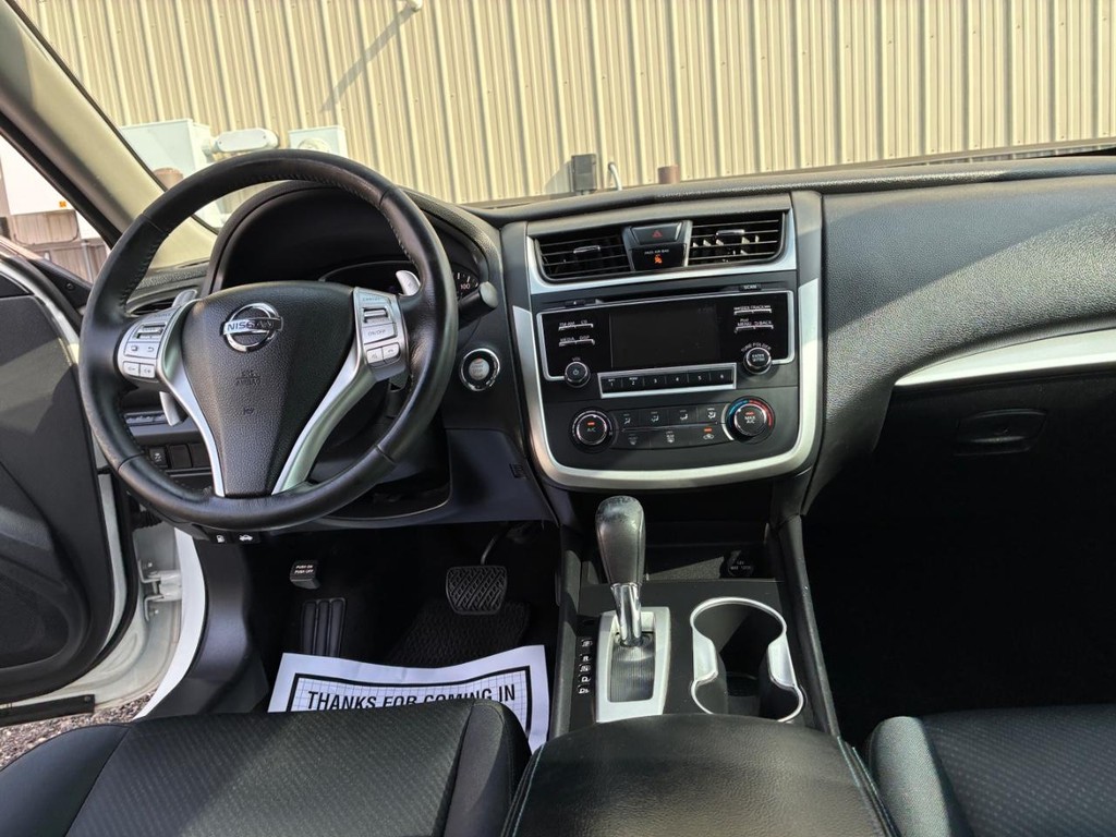 Nissan Altima Vehicle Full-screen Gallery Image 07