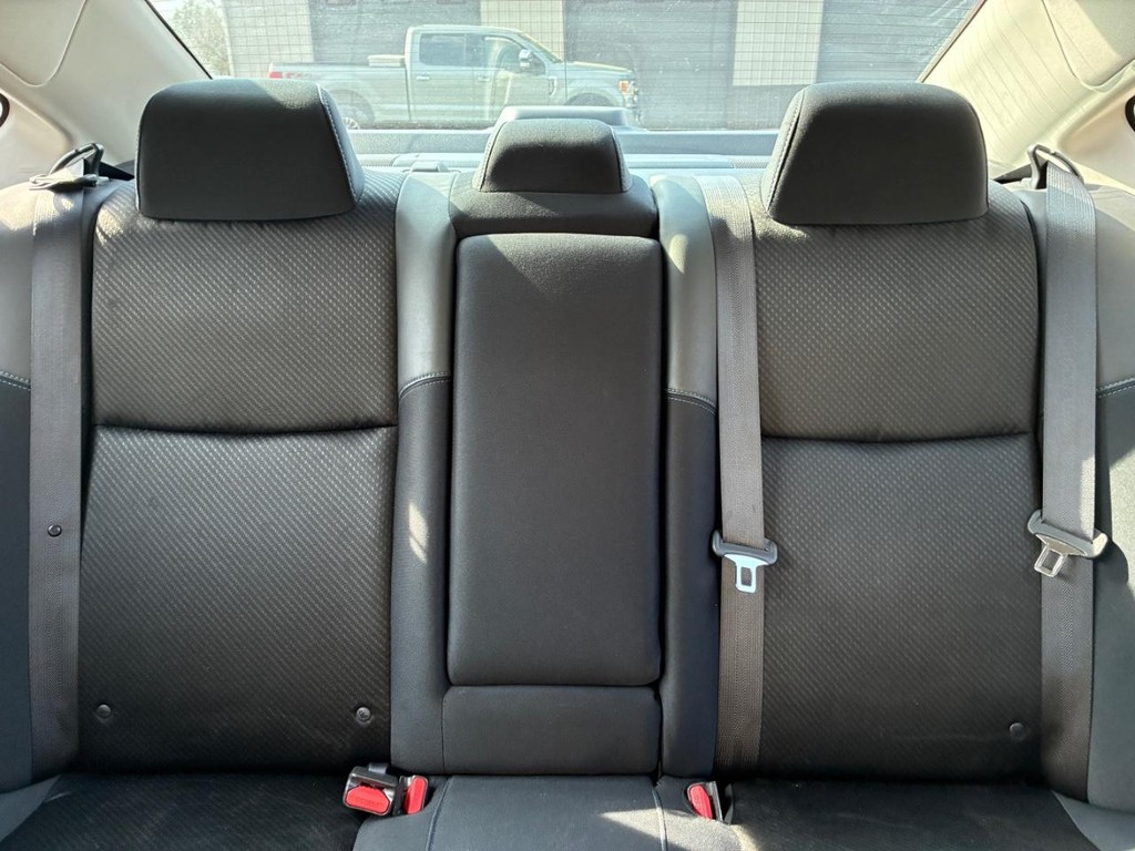 Nissan Altima Vehicle Full-screen Gallery Image 08