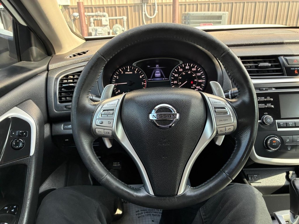 Nissan Altima Vehicle Full-screen Gallery Image 09