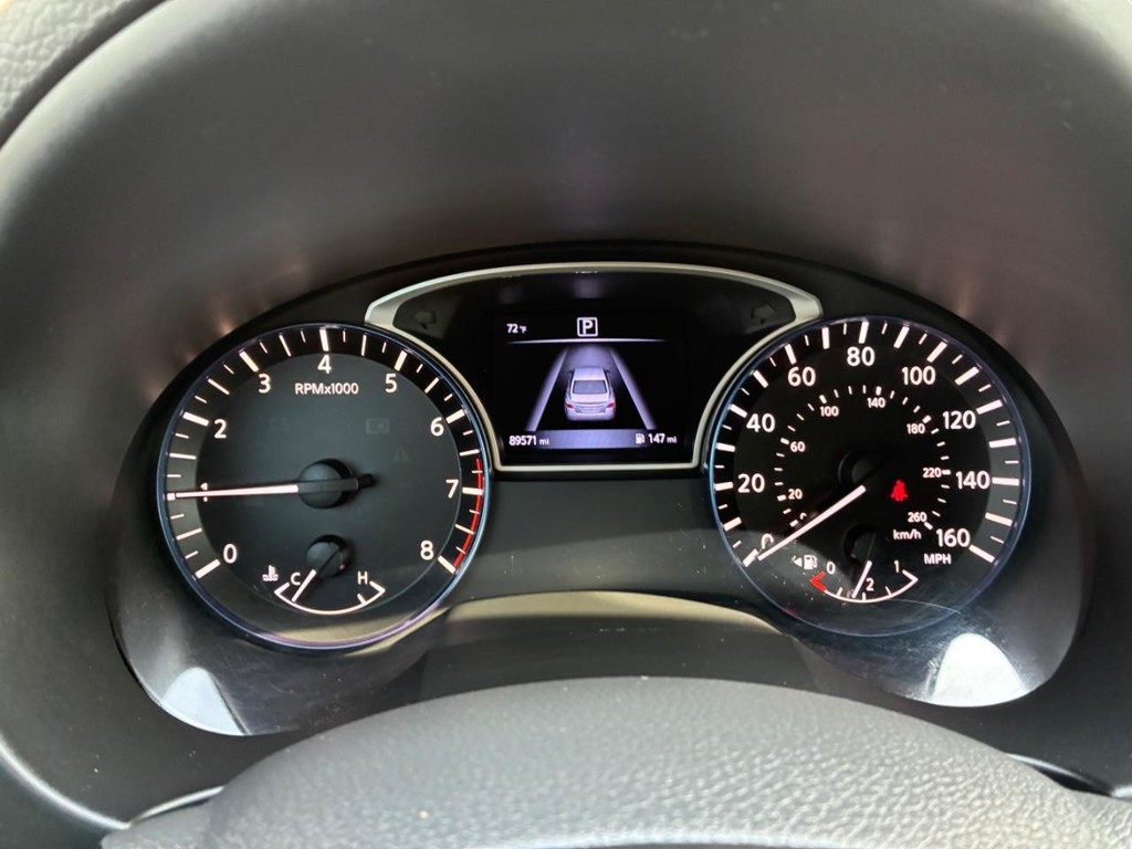 Nissan Altima Vehicle Full-screen Gallery Image 10