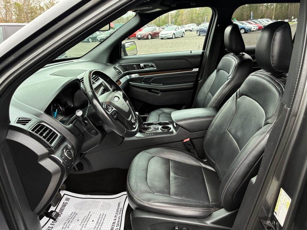 Ford Explorer Vehicle Full-screen Gallery Image 05