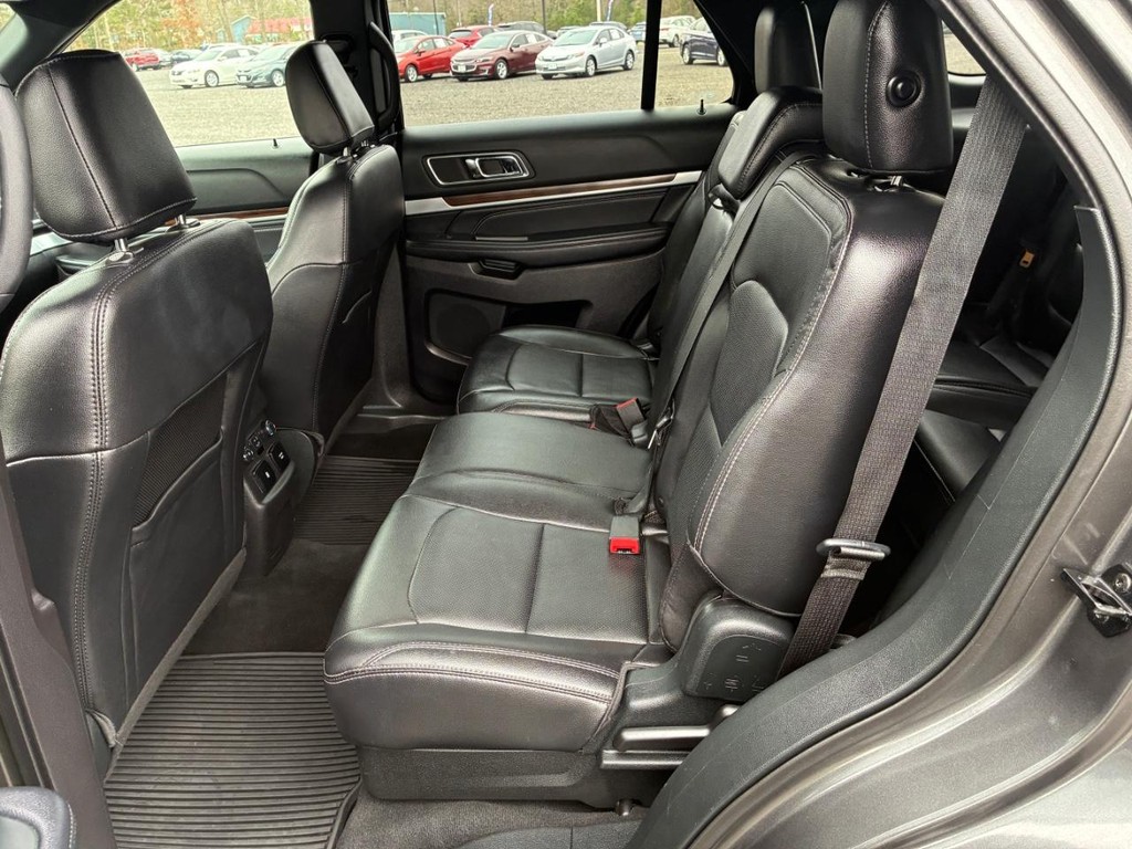 Ford Explorer Vehicle Full-screen Gallery Image 06