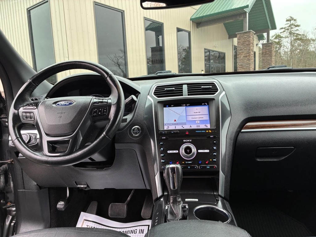 Ford Explorer Vehicle Full-screen Gallery Image 08