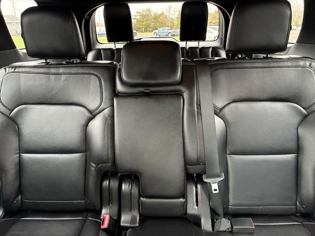 Ford Explorer Vehicle Full-screen Gallery Image 09