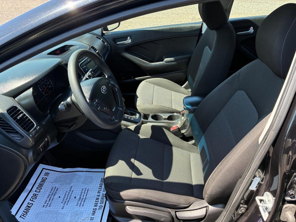 Kia Forte Vehicle Full-screen Gallery Image 05