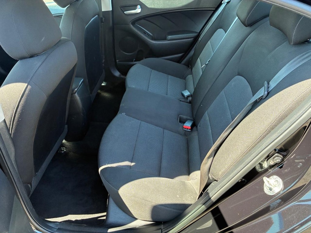 Kia Forte Vehicle Full-screen Gallery Image 06