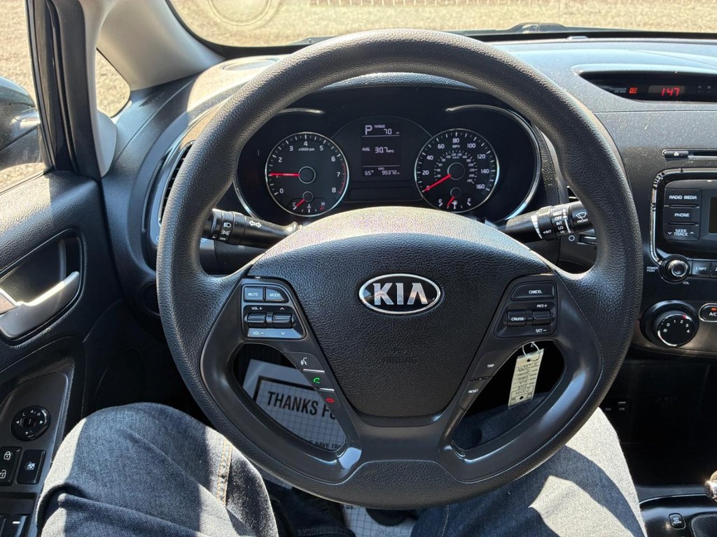 Kia Forte Vehicle Full-screen Gallery Image 09