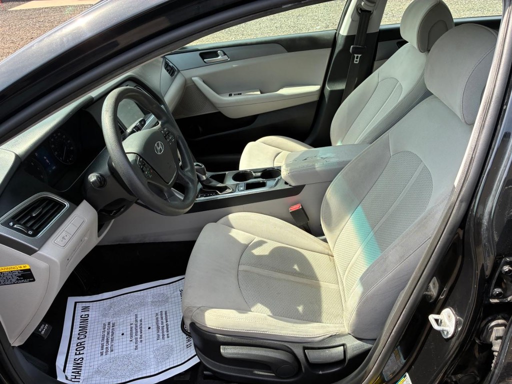 Hyundai Sonata Vehicle Full-screen Gallery Image 05