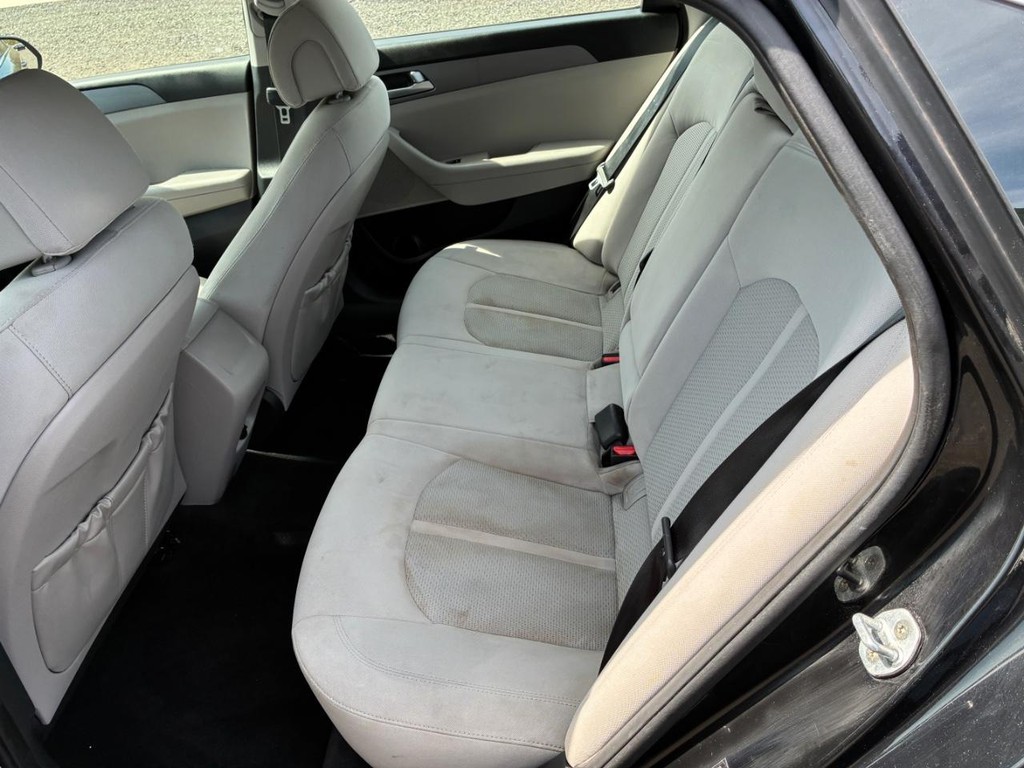 Hyundai Sonata Vehicle Full-screen Gallery Image 06