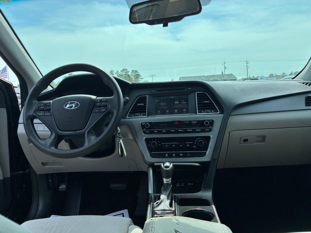 Hyundai Sonata Vehicle Full-screen Gallery Image 07