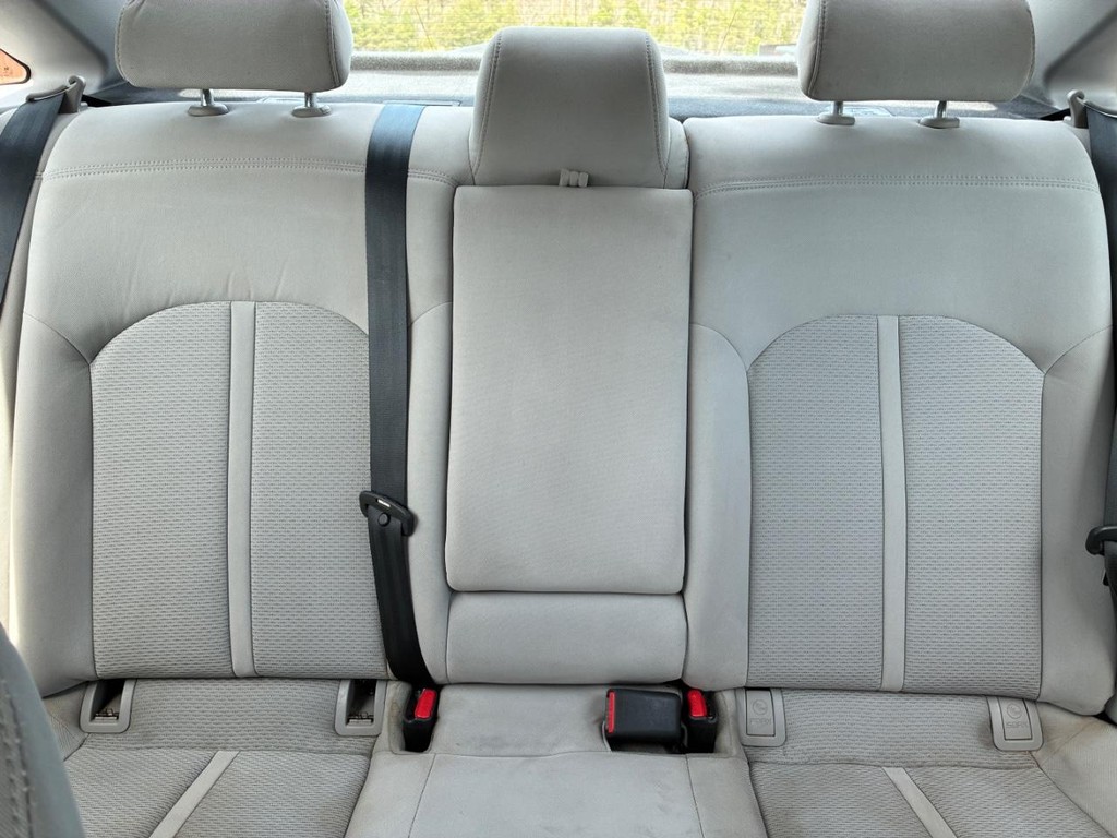 Hyundai Sonata Vehicle Full-screen Gallery Image 08