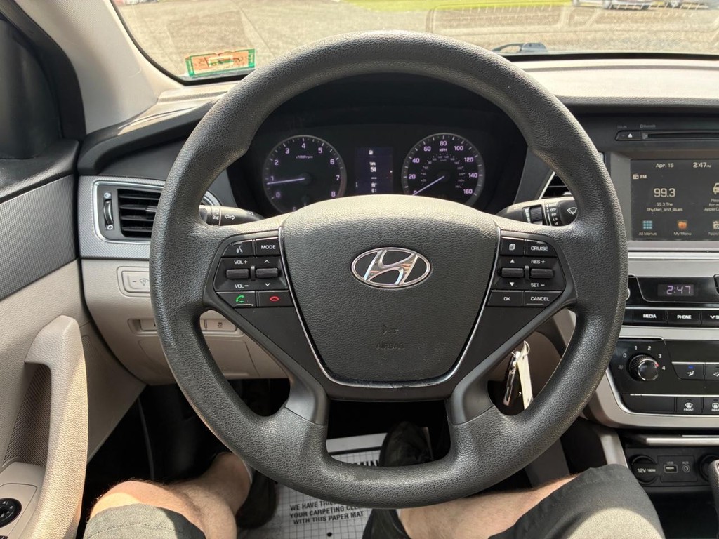 Hyundai Sonata Vehicle Full-screen Gallery Image 09