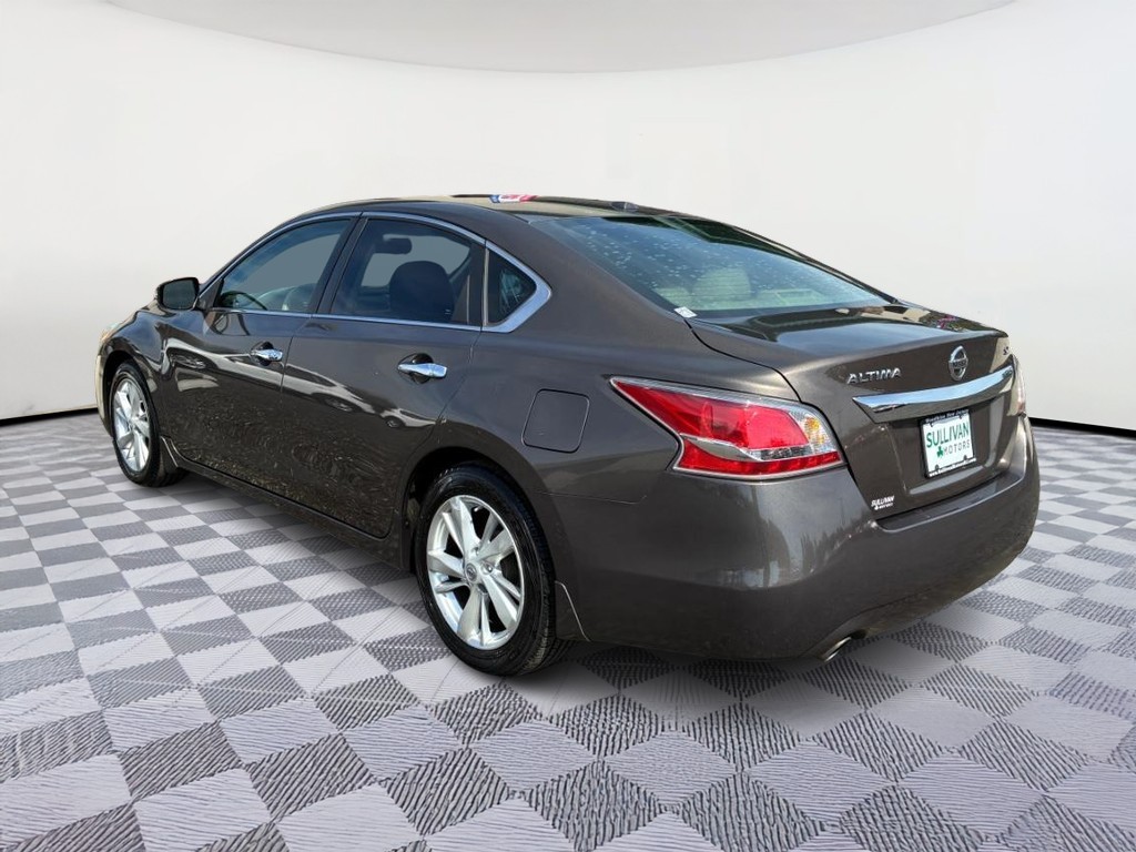 Nissan Altima Vehicle Full-screen Gallery Image 02