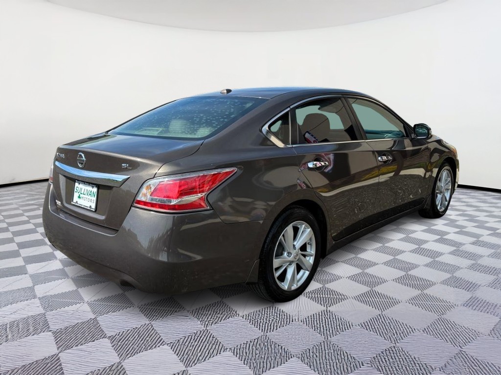 Nissan Altima Vehicle Full-screen Gallery Image 03