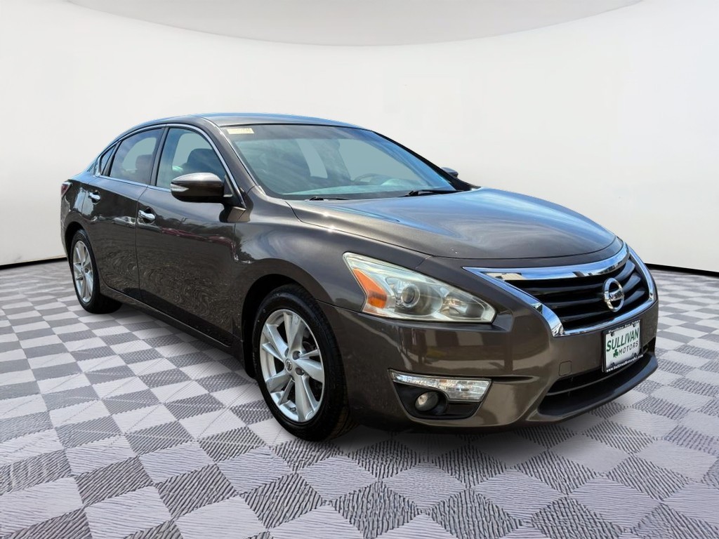 Nissan Altima Vehicle Full-screen Gallery Image 04