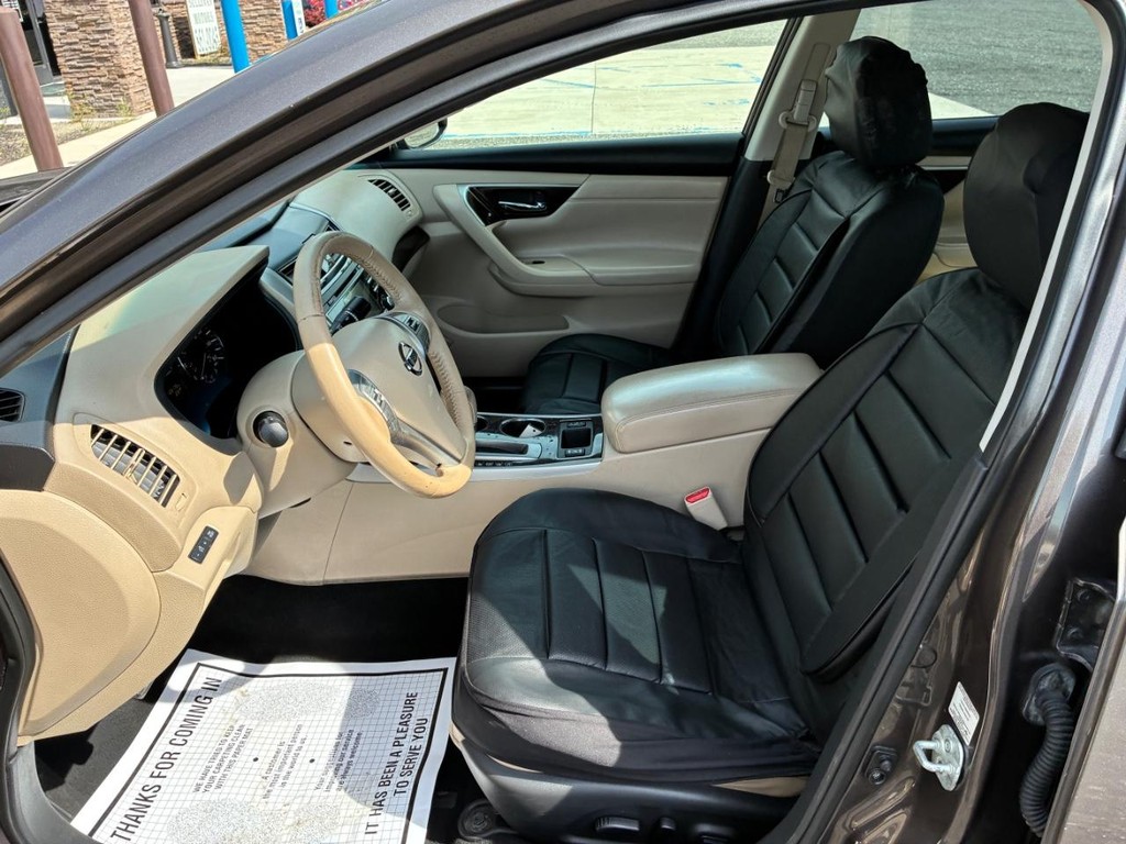 Nissan Altima Vehicle Full-screen Gallery Image 05