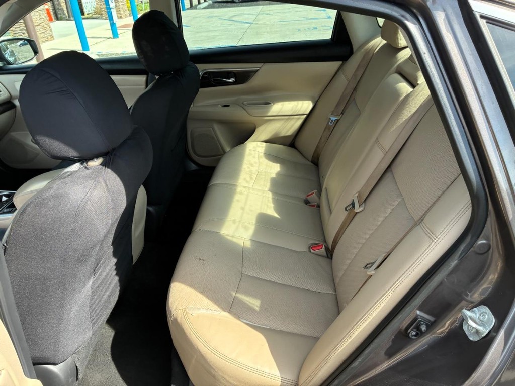 Nissan Altima Vehicle Full-screen Gallery Image 06