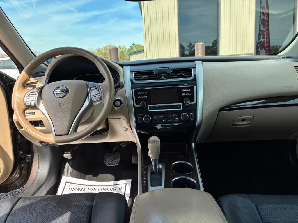 Nissan Altima Vehicle Full-screen Gallery Image 07