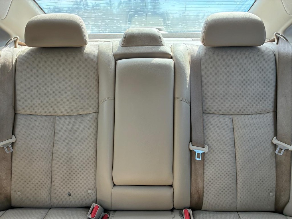 Nissan Altima Vehicle Full-screen Gallery Image 08