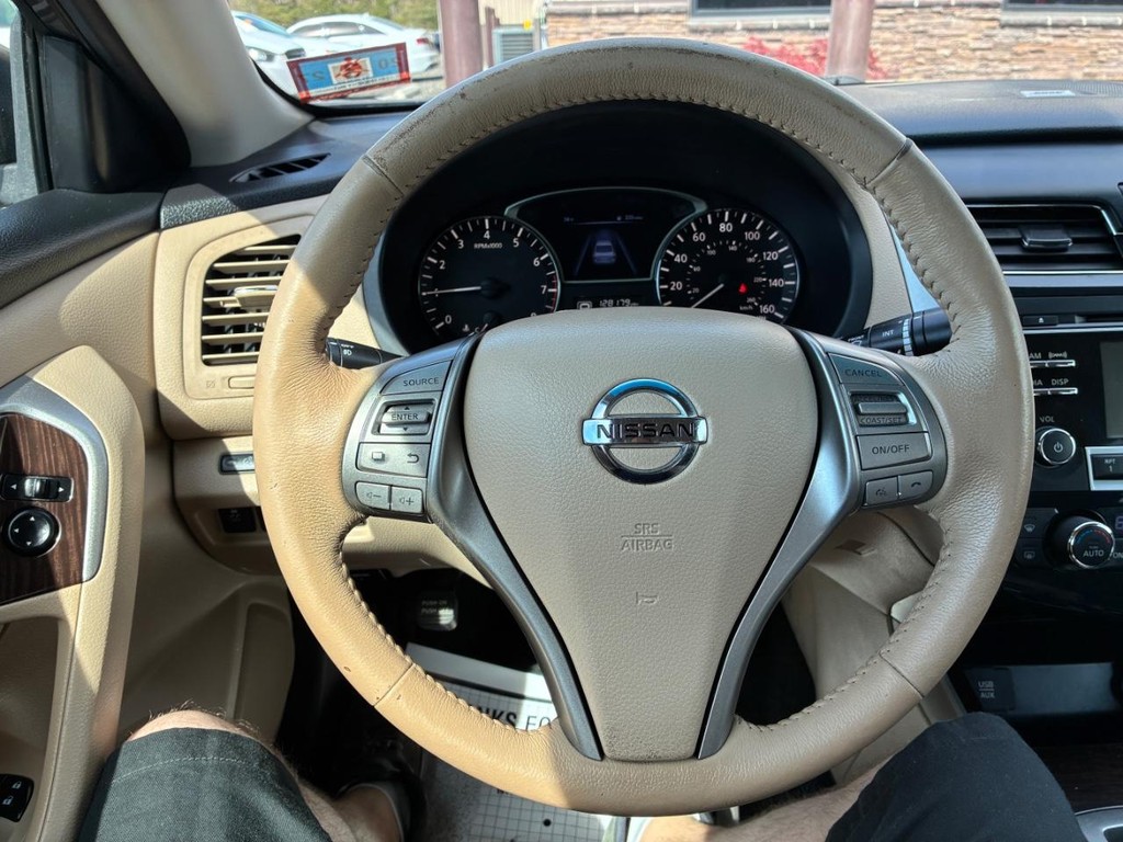 Nissan Altima Vehicle Full-screen Gallery Image 09