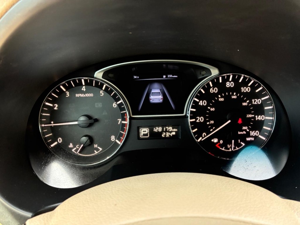 Nissan Altima Vehicle Full-screen Gallery Image 10