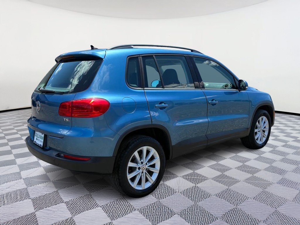 Volkswagen Tiguan Limited Vehicle Full-screen Gallery Image 03