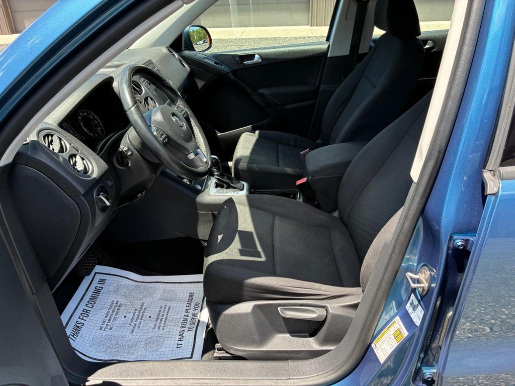 Volkswagen Tiguan Limited Vehicle Full-screen Gallery Image 05