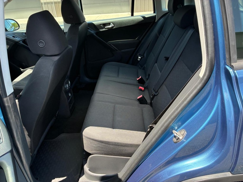 Volkswagen Tiguan Limited Vehicle Full-screen Gallery Image 06