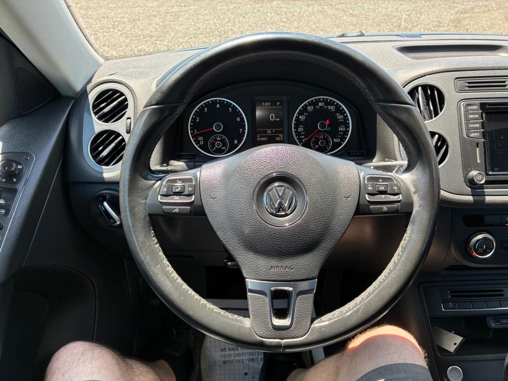 Volkswagen Tiguan Limited Vehicle Full-screen Gallery Image 09