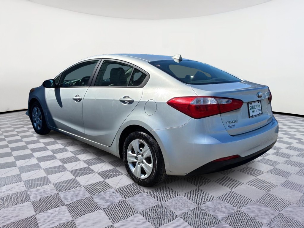 Kia Forte Vehicle Full-screen Gallery Image 02