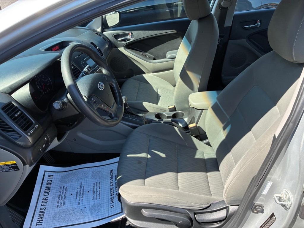 Kia Forte Vehicle Full-screen Gallery Image 05