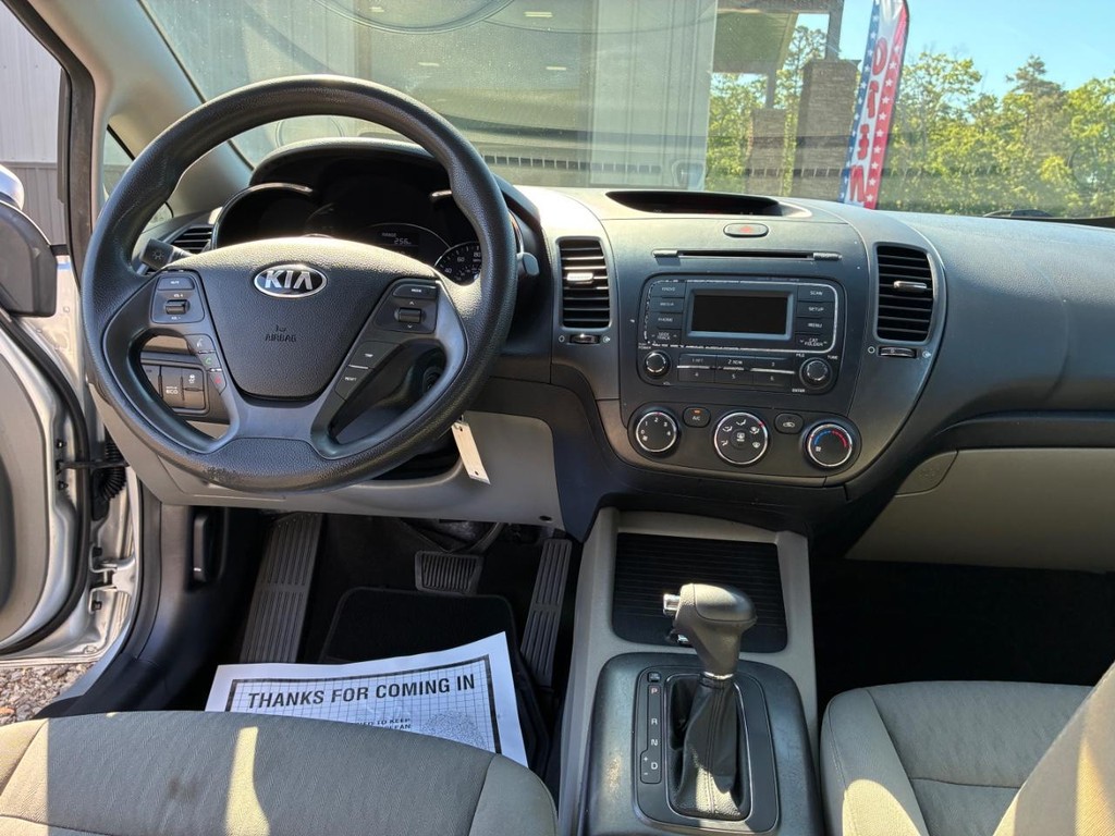 Kia Forte Vehicle Full-screen Gallery Image 06