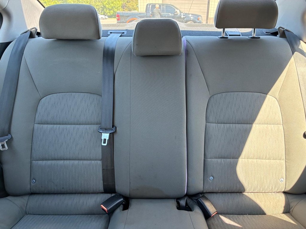 Kia Forte Vehicle Full-screen Gallery Image 07