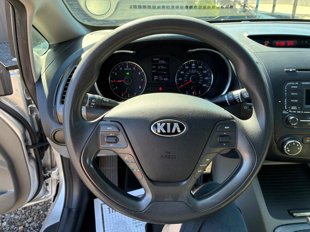 Kia Forte Vehicle Full-screen Gallery Image 08
