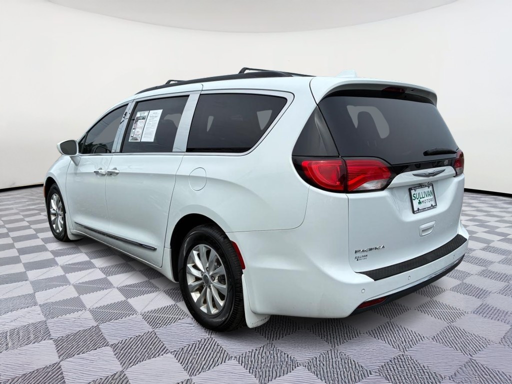 Chrysler Pacifica Vehicle Full-screen Gallery Image 02