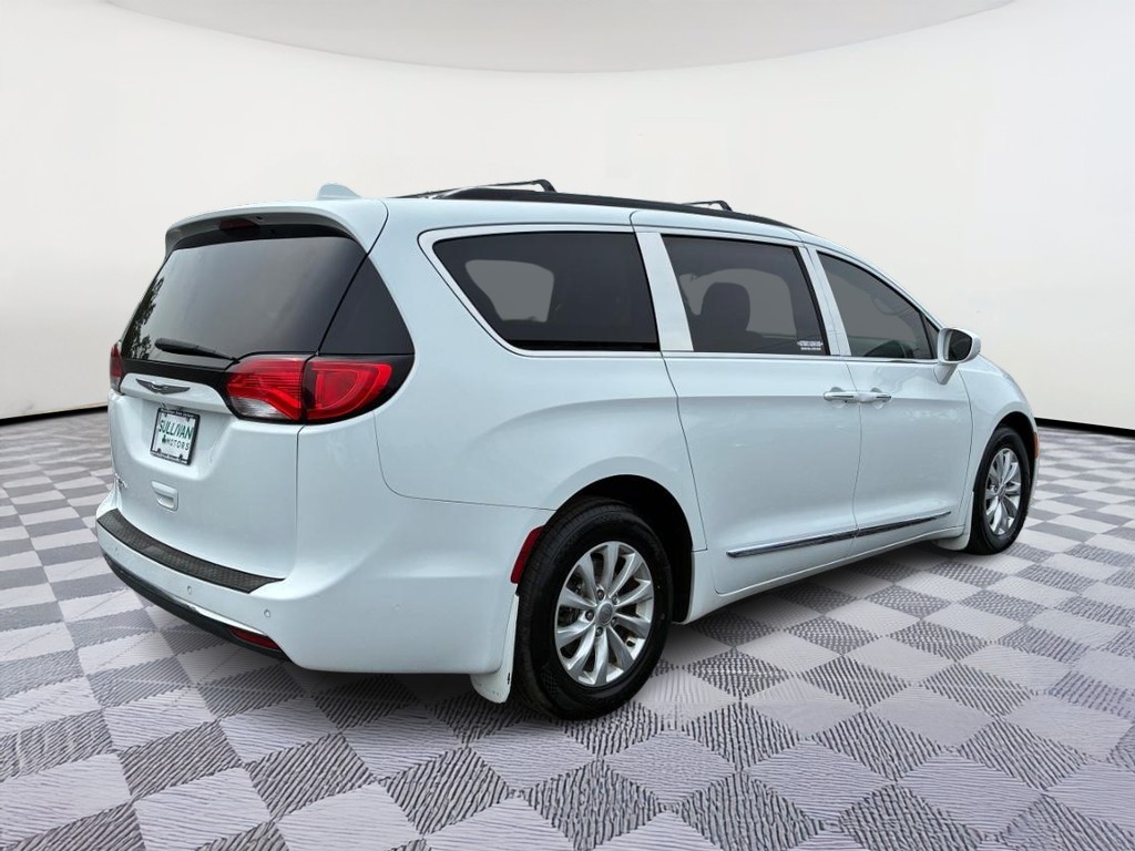 Chrysler Pacifica Vehicle Full-screen Gallery Image 03