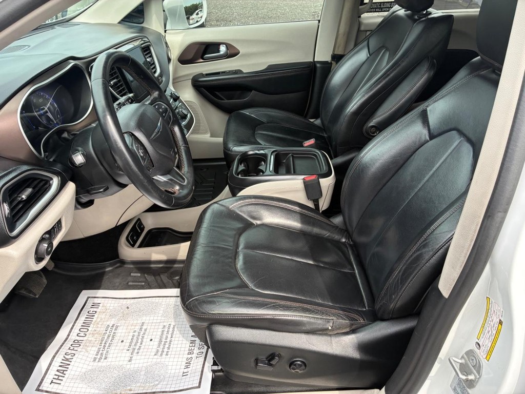 Chrysler Pacifica Vehicle Full-screen Gallery Image 05