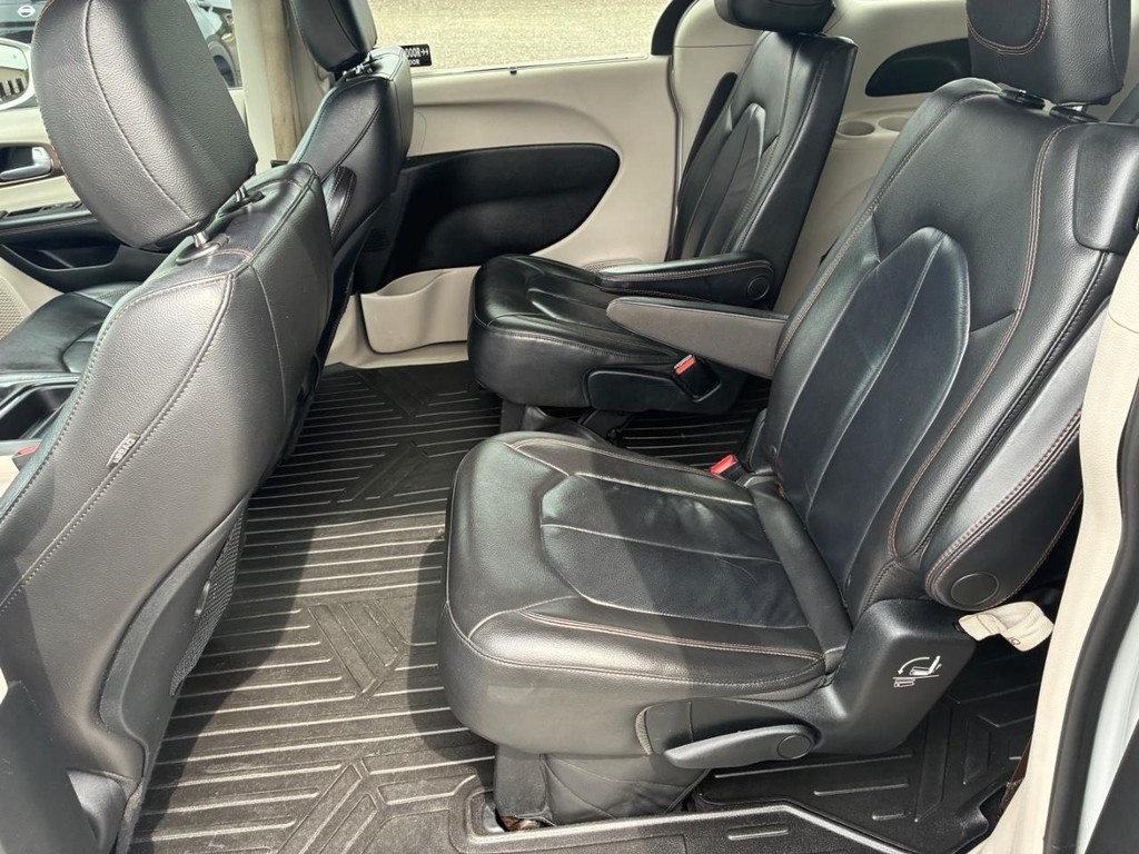 Chrysler Pacifica Vehicle Full-screen Gallery Image 06