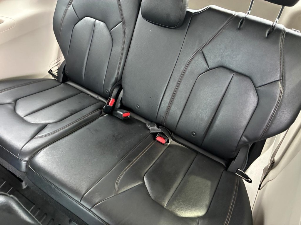 Chrysler Pacifica Vehicle Full-screen Gallery Image 07