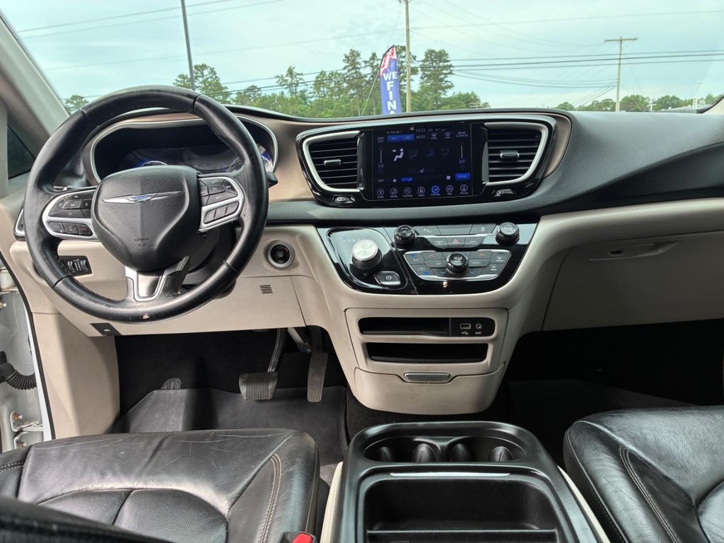 Chrysler Pacifica Vehicle Full-screen Gallery Image 08